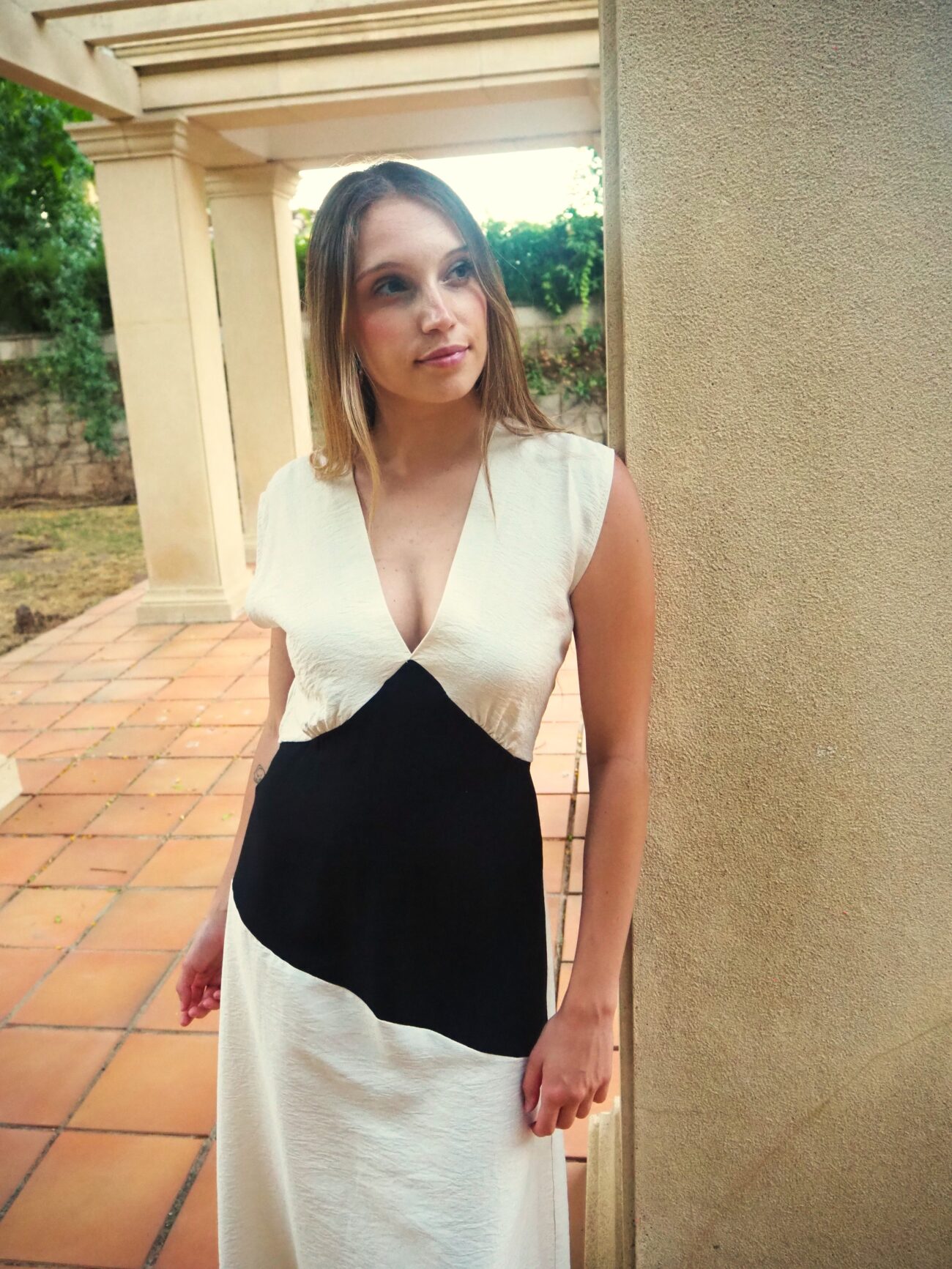 Vestido midi contraste asimétrico y escote pico hueso