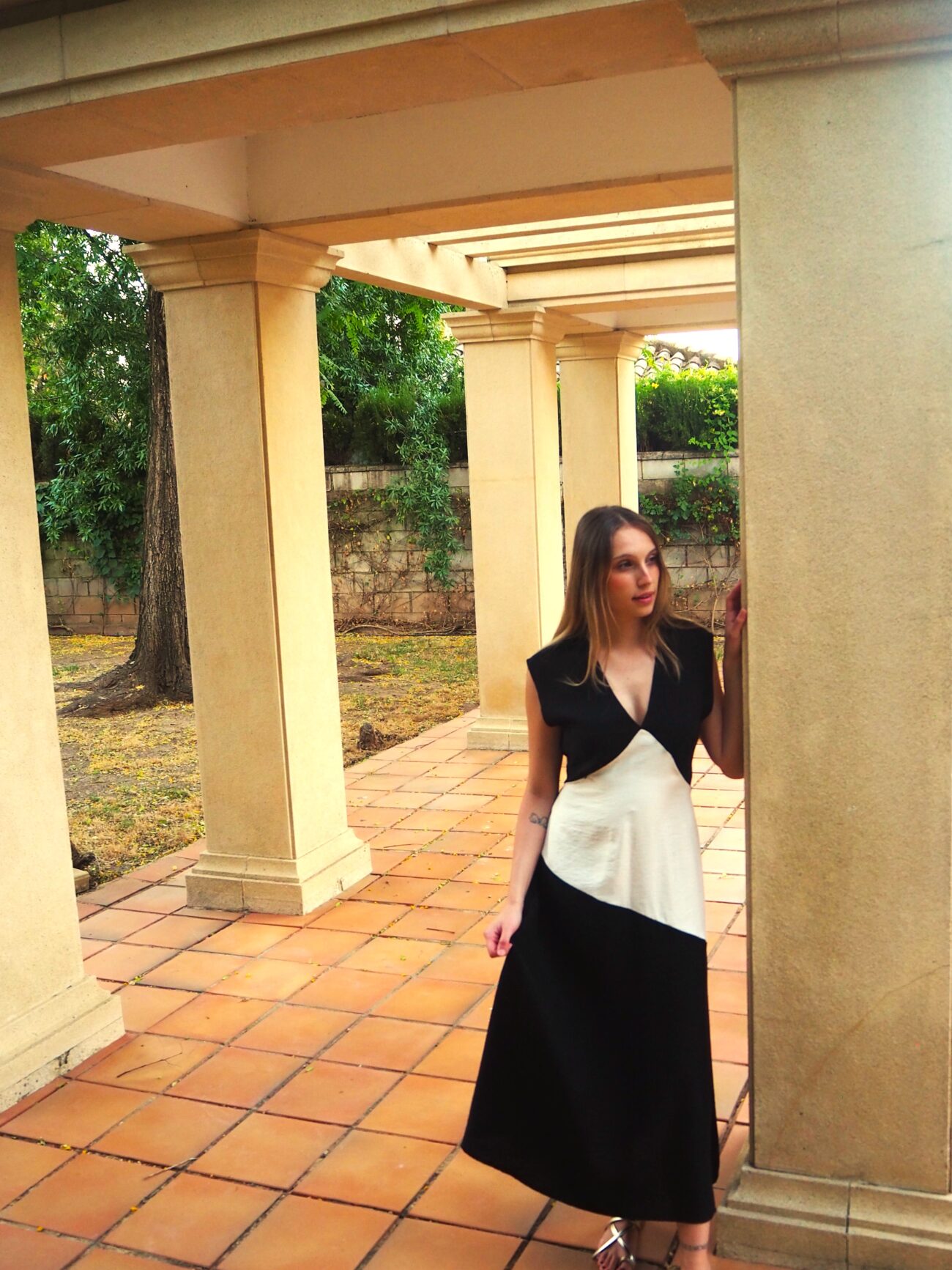 Vestido midi contraste asimétrico y escote pico negro