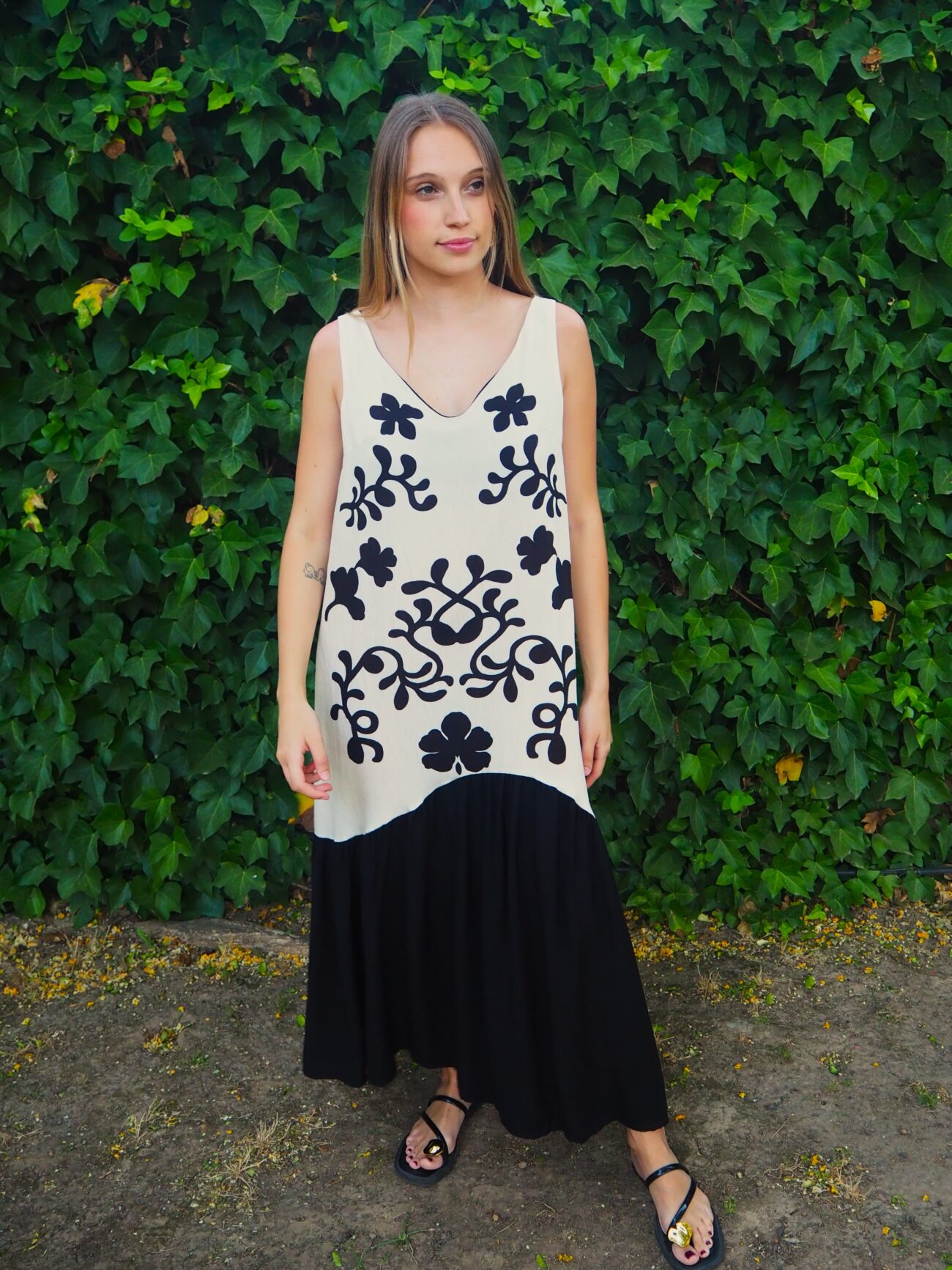 Vestido midi estampado de tirantes con volante a tono negro