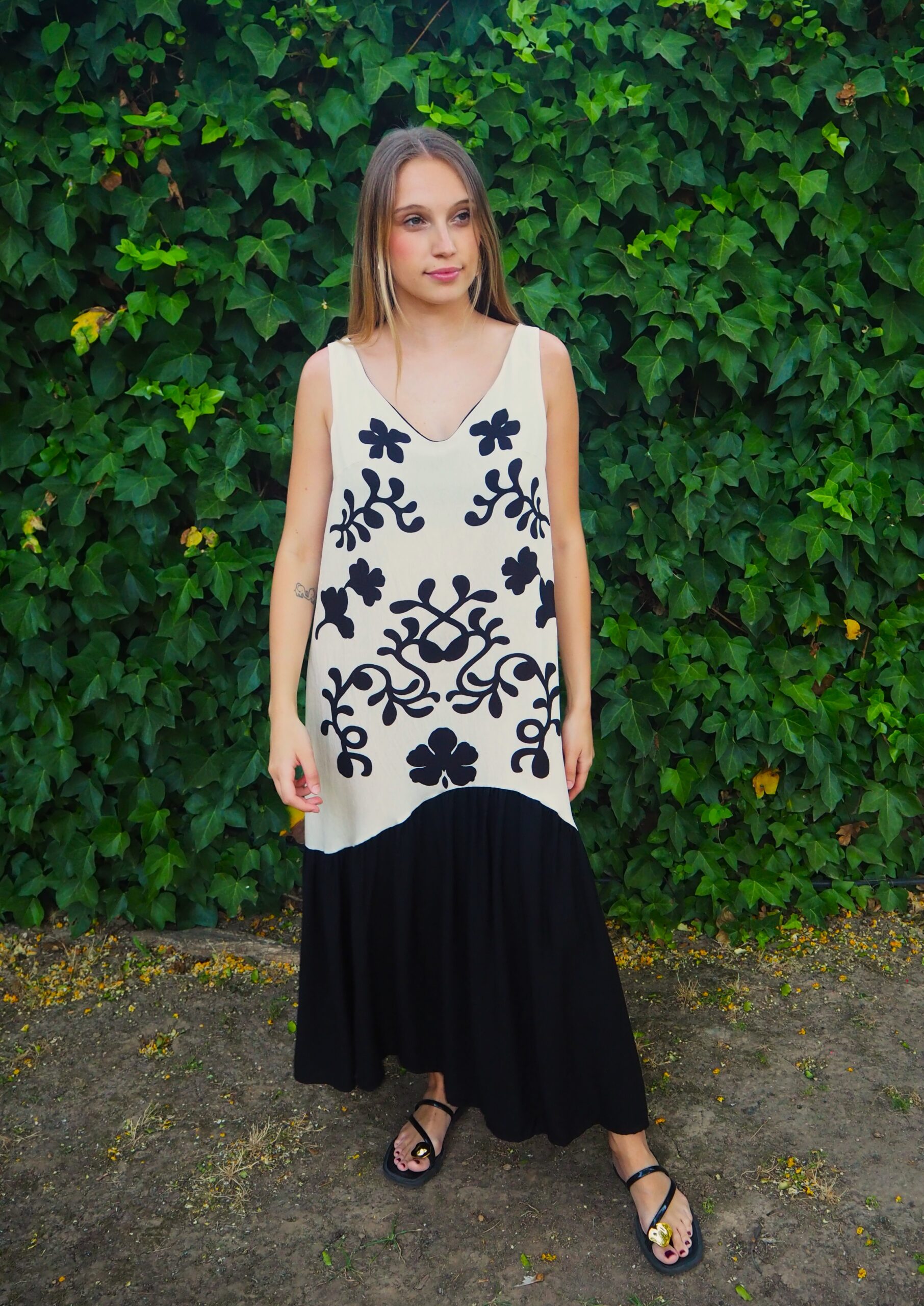 Vestido midi estampado de tirantes con volante a tono negro