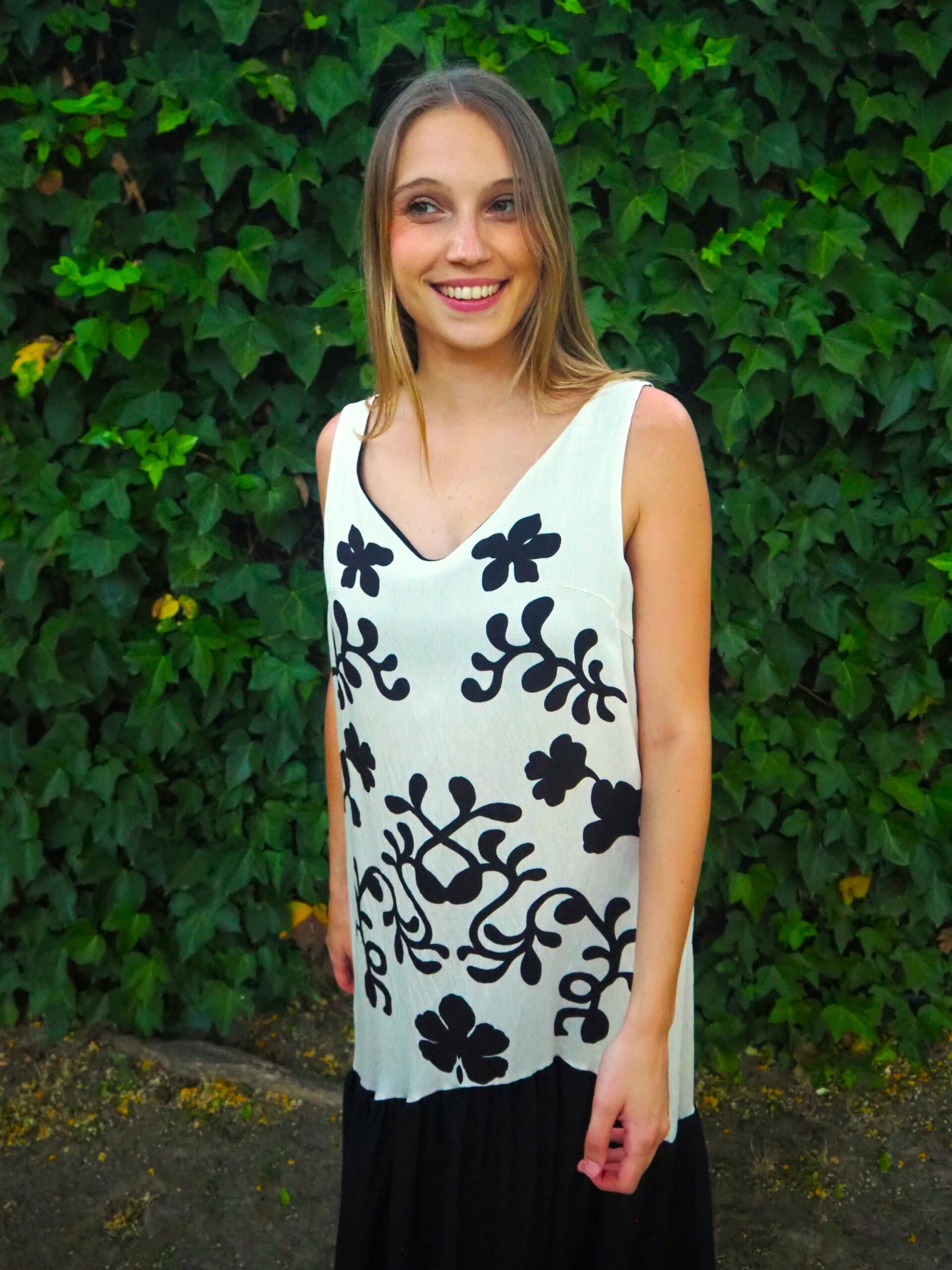 Vestido midi estampado de tirantes con volante a tono negro - Imagen 3