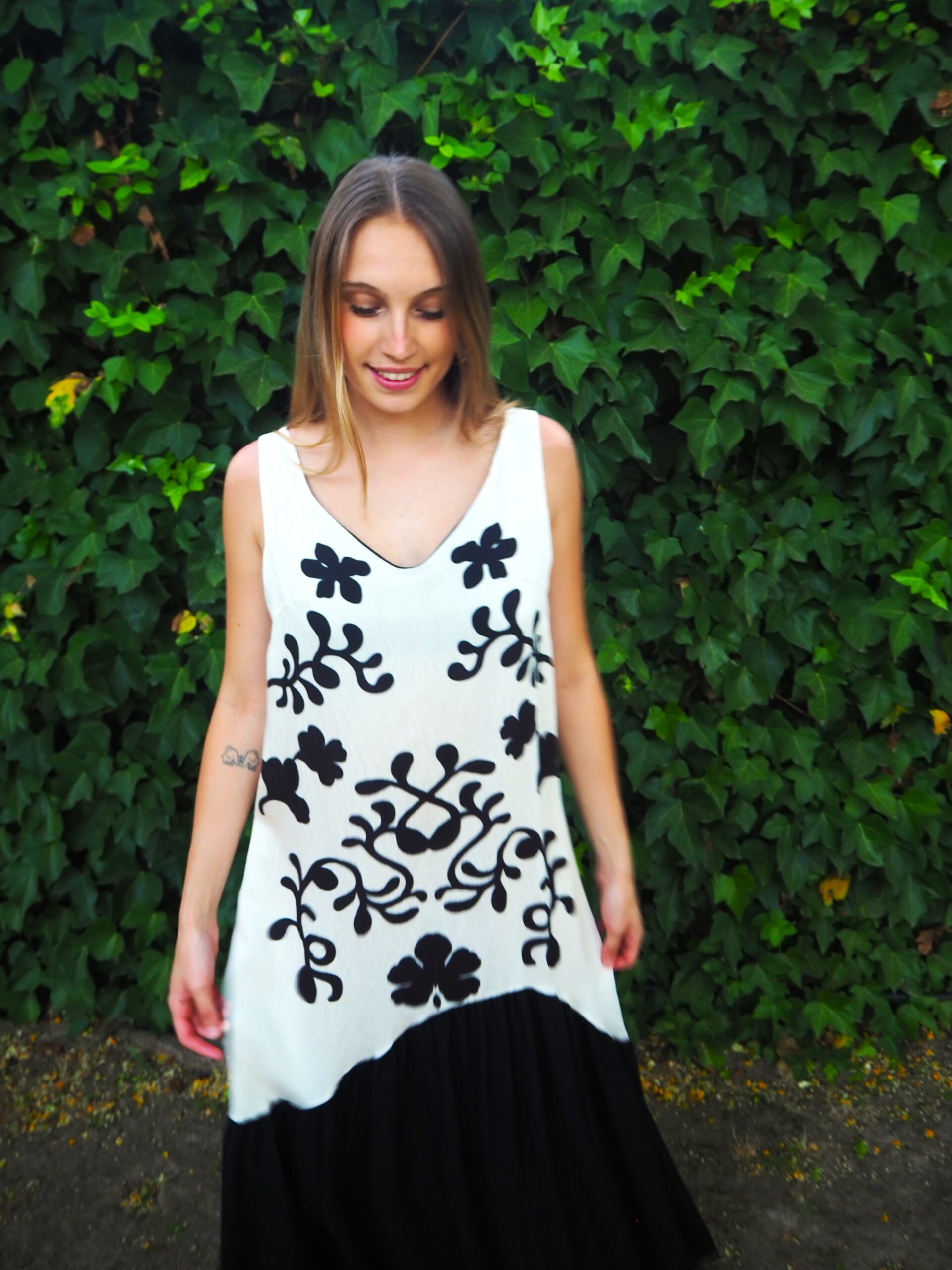 Vestido midi estampado de tirantes con volante a tono negro - Imagen 2