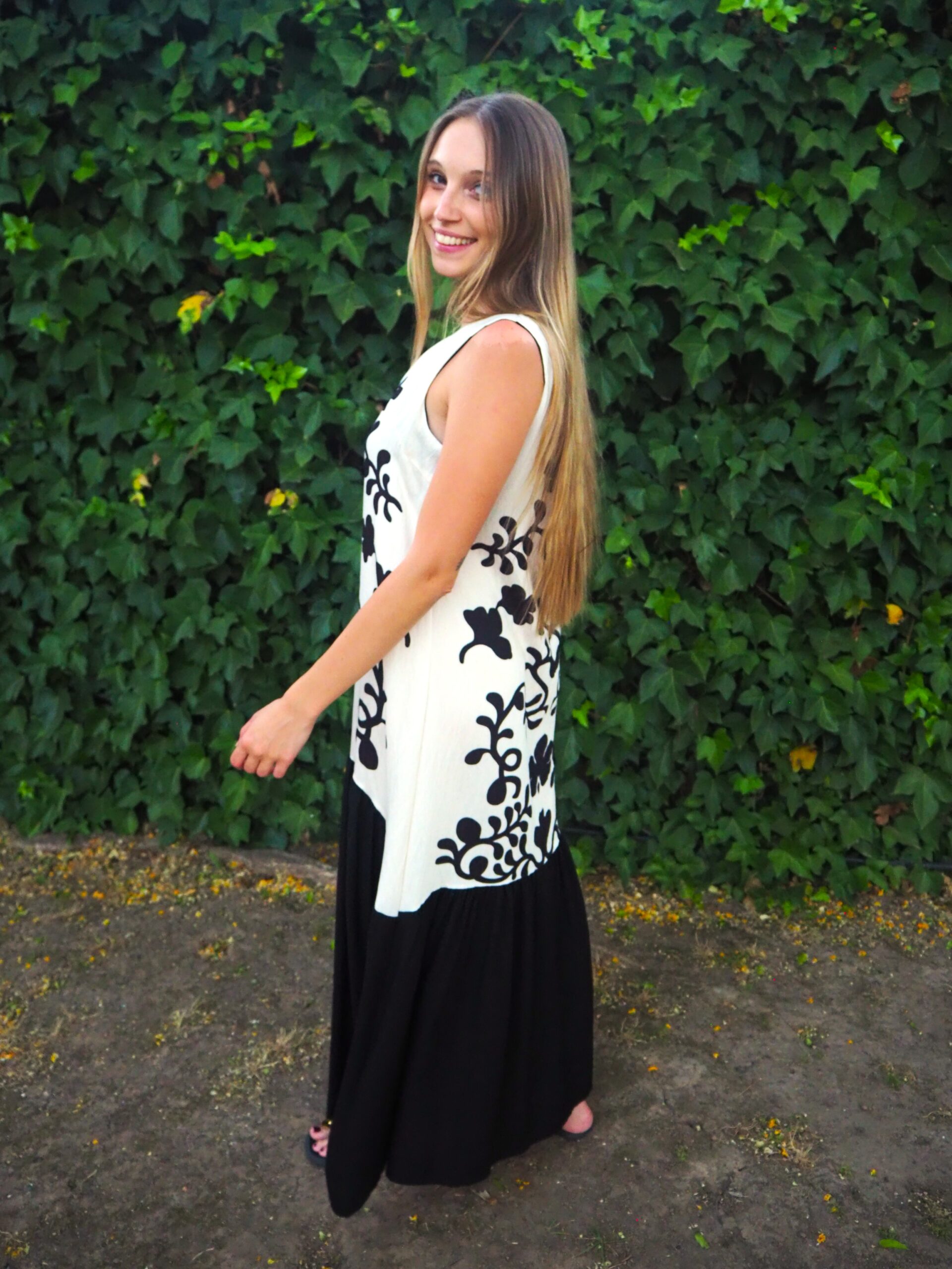 Vestido midi estampado de tirantes con volante a tono negro - Imagen 4
