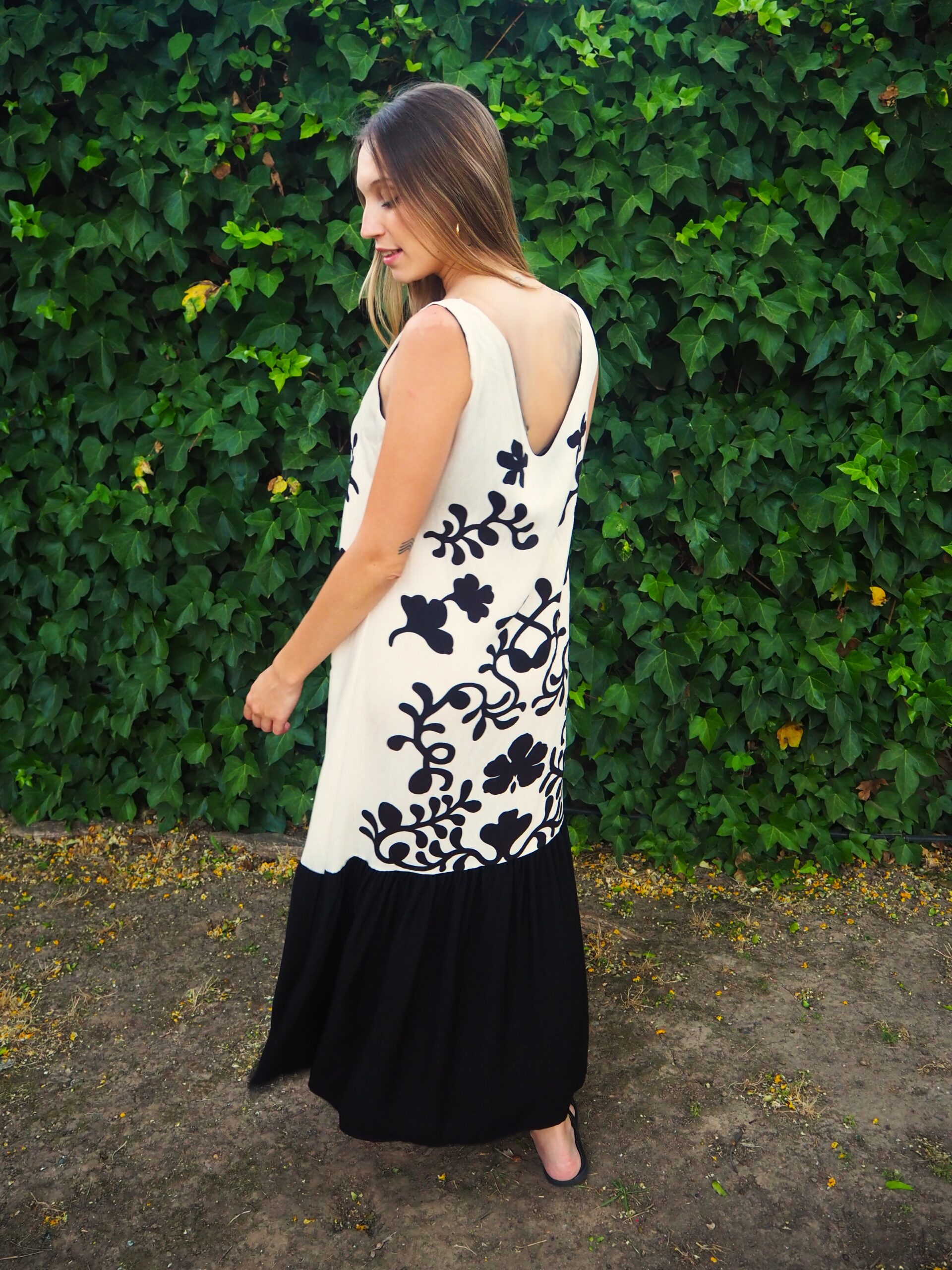 Vestido midi estampado de tirantes con volante a tono negro - Imagen 5