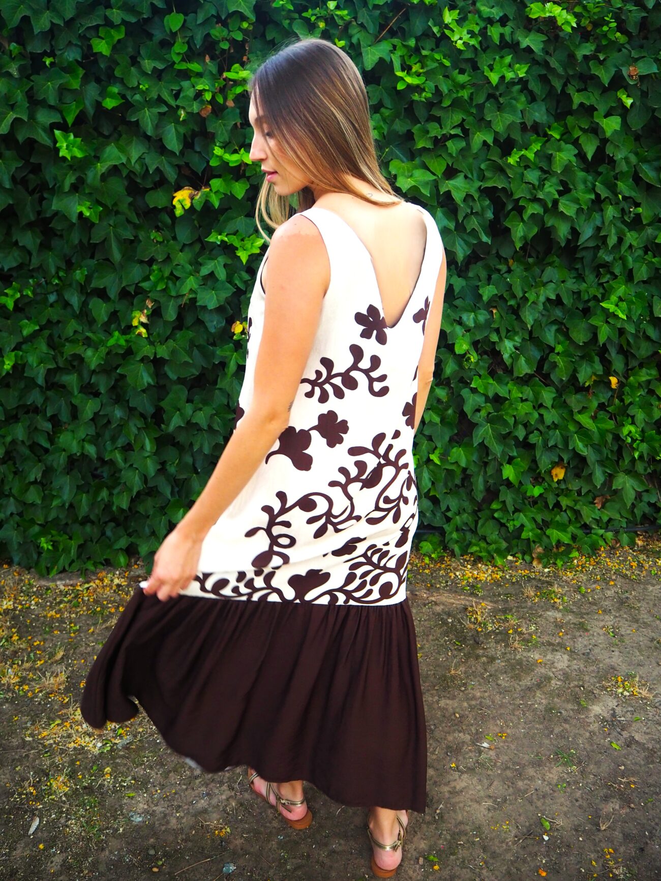 Vestido midi estampado de tirantes con volante a tono marrón