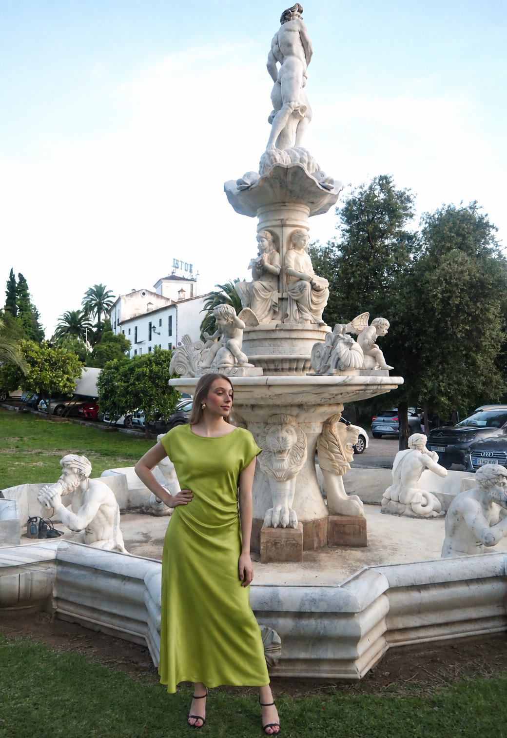 vestido satinado asimétrico con espalda abierta lima