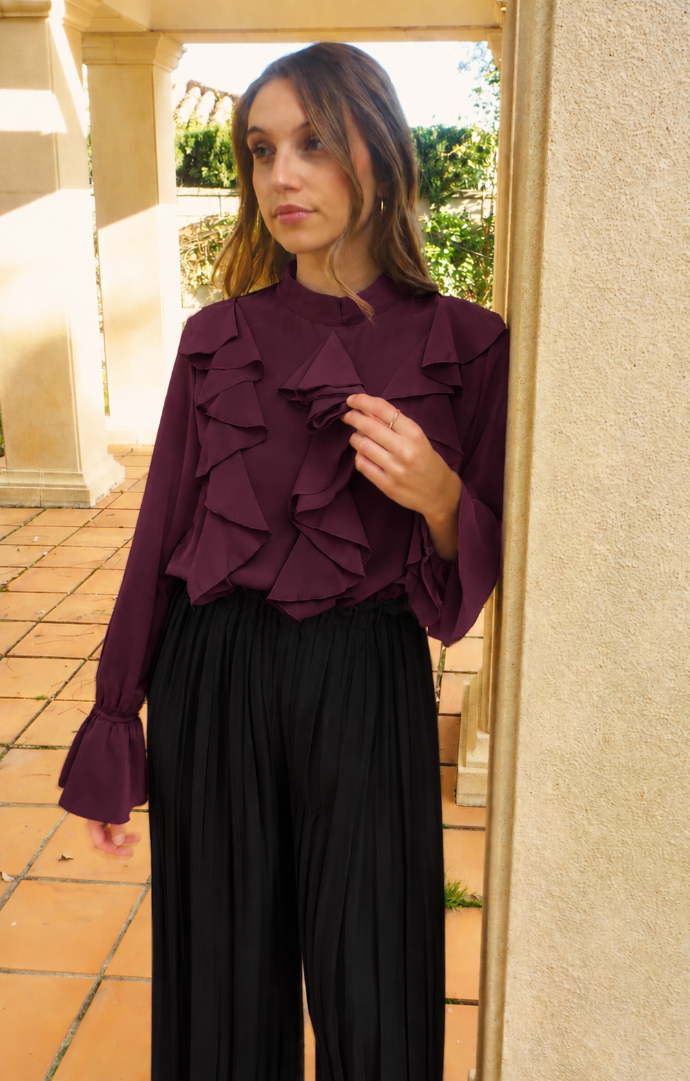 Blusa satinada con volantes en cascada berenjena