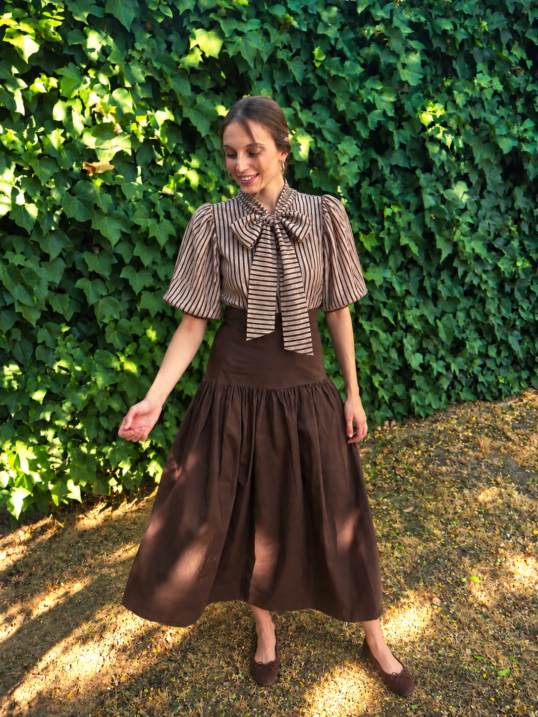Blusa de rayas manga corta con lazada al cuello beige