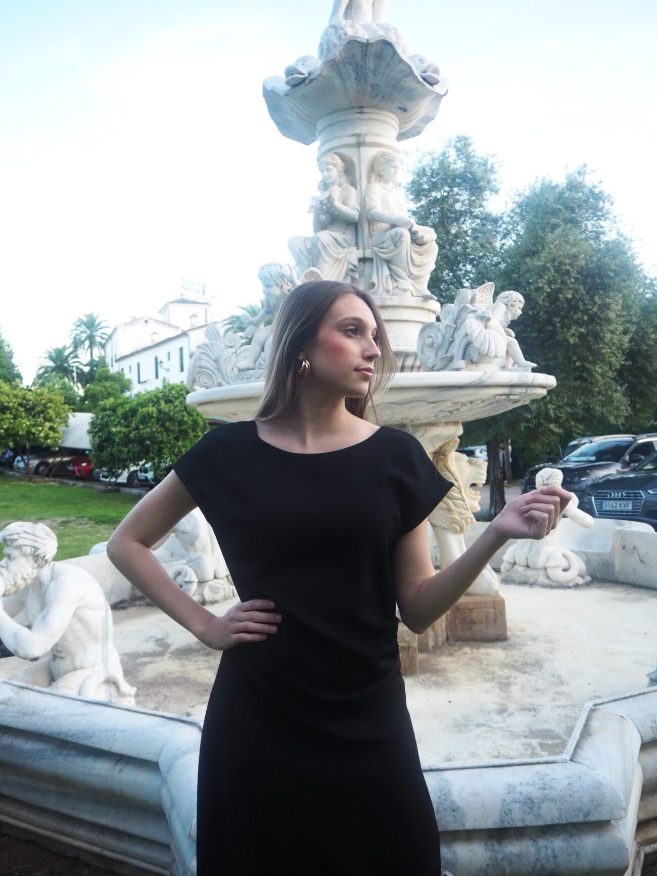 vestido satinado asimétrico con espalda abierta negro